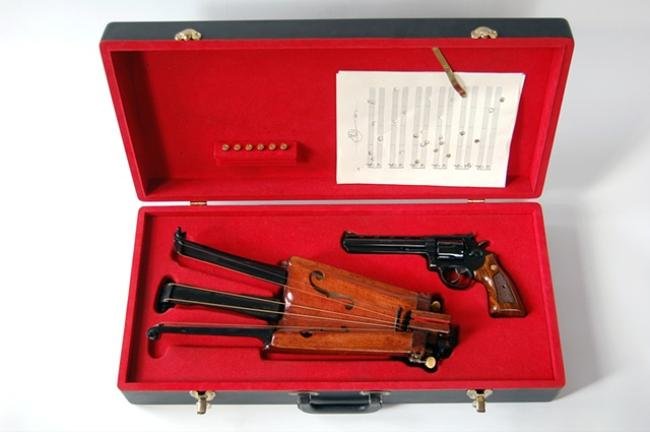 Seis tiros, seis cordas: instrumento musical ou arma mortal?