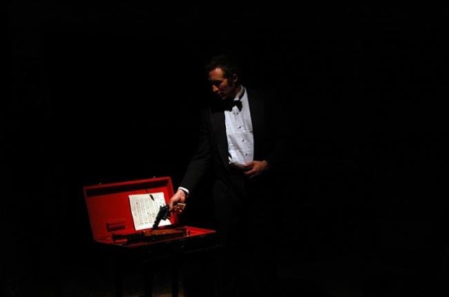 Seis tiros, seis cordas: instrumento musical ou arma mortal?