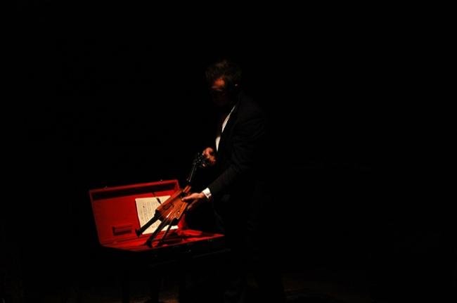 Seis tiros, seis cordas: instrumento musical ou arma mortal?