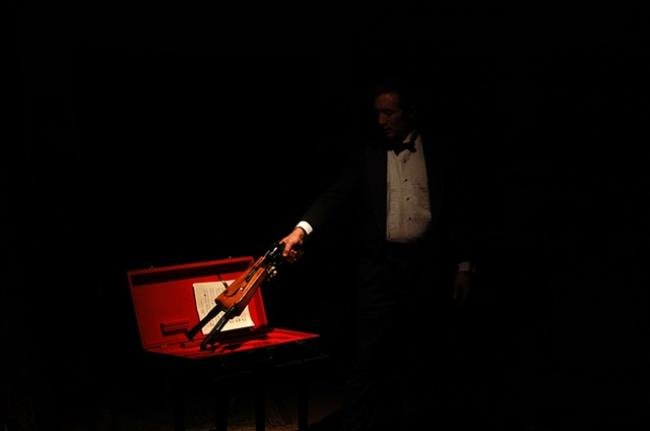 Seis tiros, seis cordas: instrumento musical ou arma mortal?