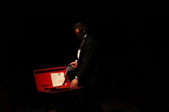 Seis tiros, seis cordas: instrumento musical ou arma mortal?