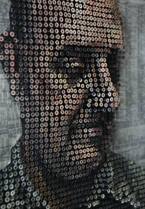 Artista cria retratos tridimensionais feitos com parafusos