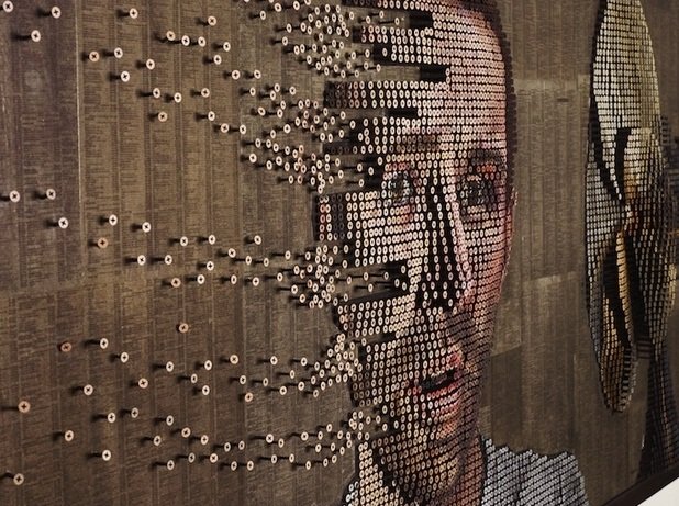 Artista cria retratos tridimensionais feitos com parafusos