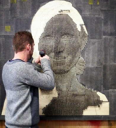 Artista cria retratos tridimensionais feitos com parafusos