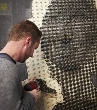Artista cria retratos tridimensionais feitos com parafusos