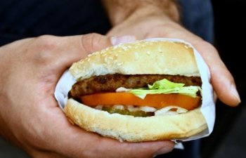 Máquina de fazer hambúrguer produz 400 lanches por hora