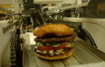 Máquina de fazer hambúrguer produz 400 lanches por hora