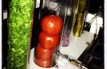 Máquina de fazer hambúrguer produz 400 lanches por hora