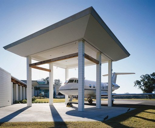 Você sabia que o John Travolta estaciona em casa com um Boeing?