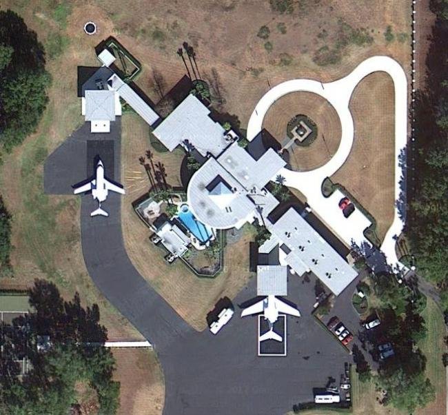 Você sabia que o John Travolta estaciona em casa com um Boeing?