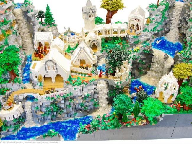 Criança constrói mapa de Valfenda usando peças de LEGO
