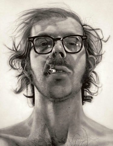 Artista pinta retratos realistas usando apenas os dedos