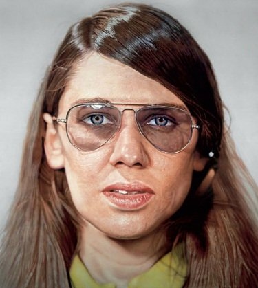 Artista pinta retratos realistas usando apenas os dedos