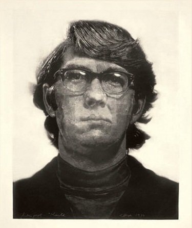 Artista pinta retratos realistas usando apenas os dedos