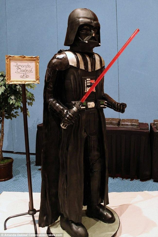 Confeiteiros criam bolo de Darth Vader com 2 metros de altura