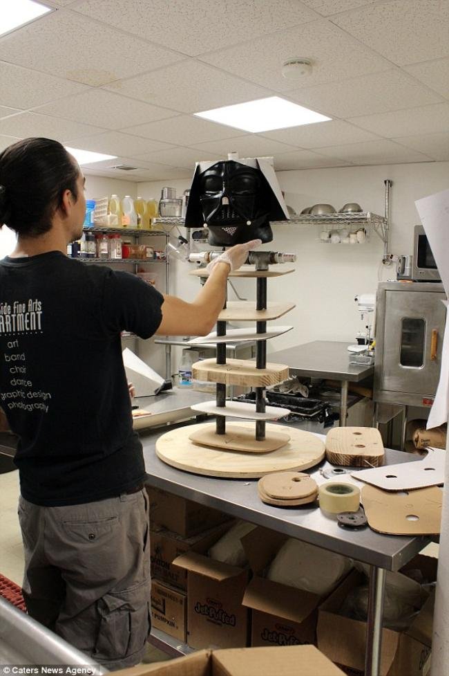 Confeiteiros criam bolo de Darth Vader com 2 metros de altura