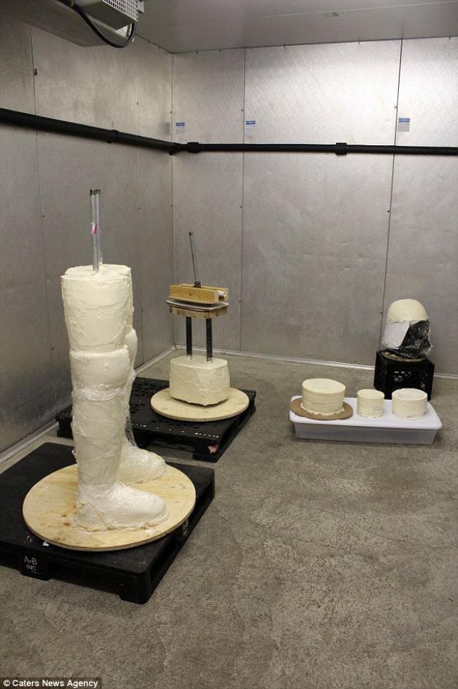 Confeiteiros criam bolo de Darth Vader com 2 metros de altura