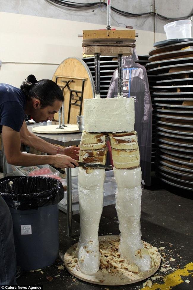 Confeiteiros criam bolo de Darth Vader com 2 metros de altura