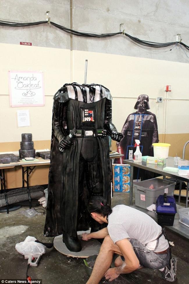 Confeiteiros criam bolo de Darth Vader com 2 metros de altura