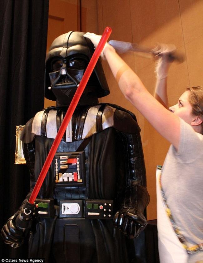 Confeiteiros criam bolo de Darth Vader com 2 metros de altura