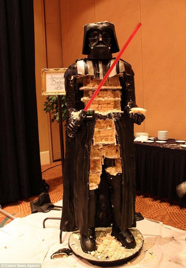 Confeiteiros criam bolo de Darth Vader com 2 metros de altura
