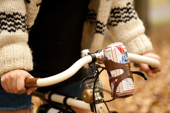 Se pedalar não beba? Confira este porta-latinha para a sua bike