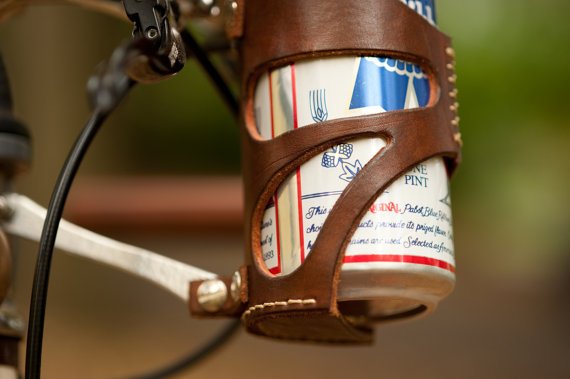 Se pedalar não beba? Confira este porta-latinha para a sua bike