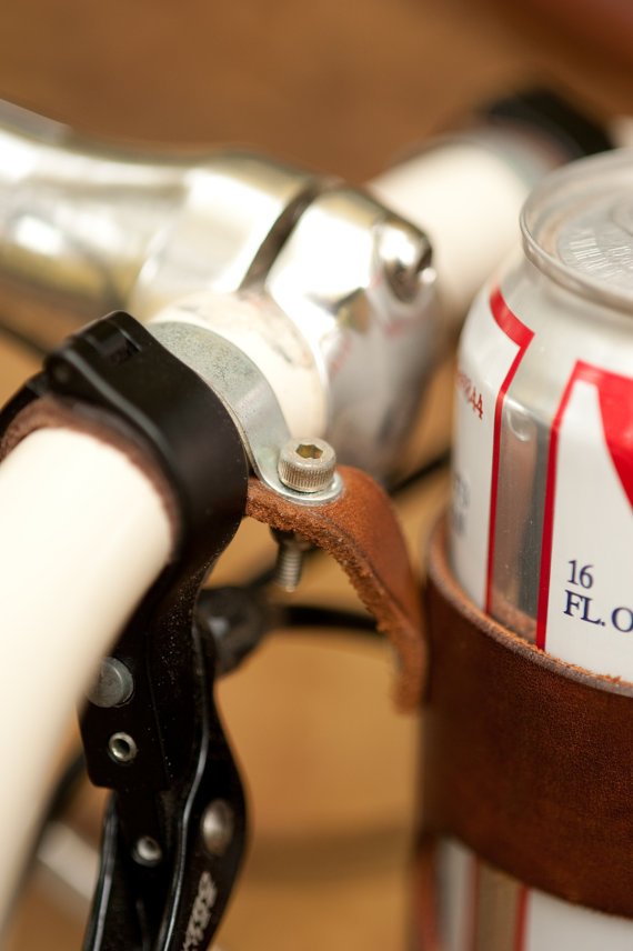 Se pedalar não beba? Confira este porta-latinha para a sua bike