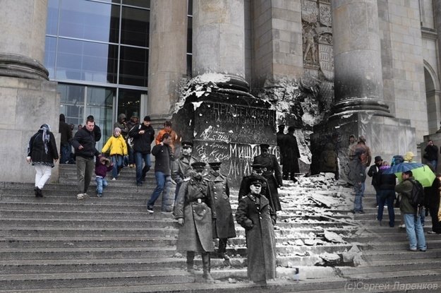 Fotos incríveis misturam a Europa da Segunda Guerra com a de hoje