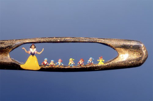 Escultor inglês impressiona com obras de arte em miniatura