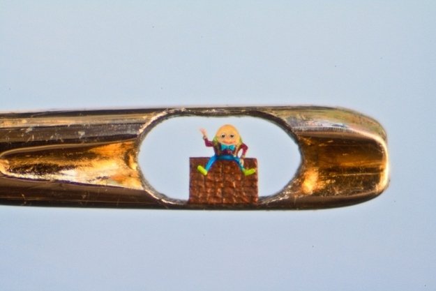 Escultor inglês impressiona com obras de arte em miniatura