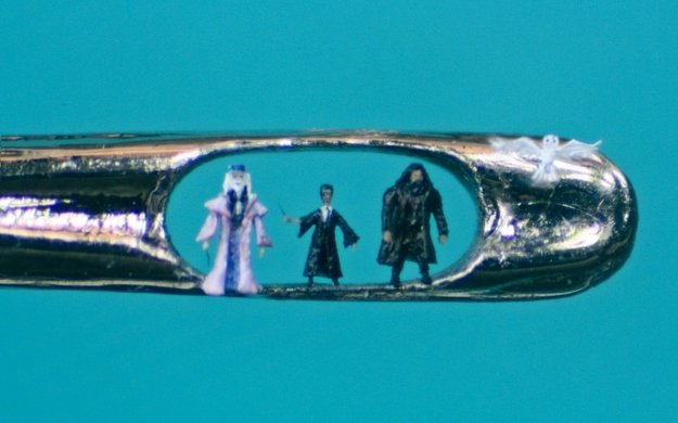 Escultor inglês impressiona com obras de arte em miniatura