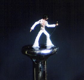 Escultor inglês impressiona com obras de arte em miniatura