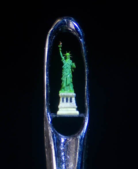 Escultor inglês impressiona com obras de arte em miniatura