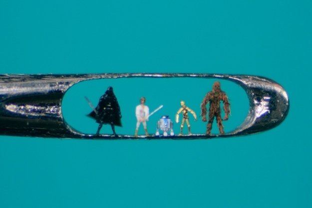 Escultor inglês impressiona com obras de arte em miniatura